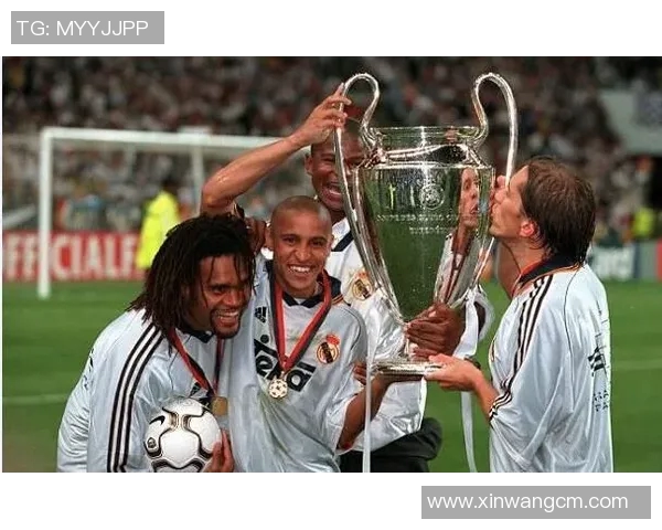 剃光头模仿足球明星的趣味挑战与风格变换体验